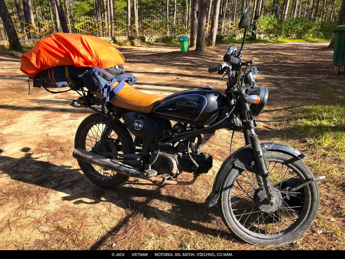 Motorka naložená batohem na cestu Vietnamem